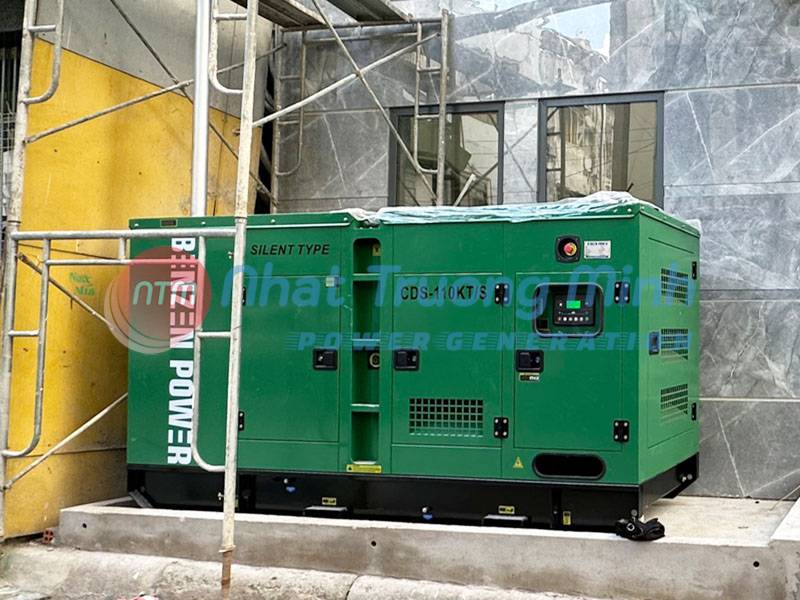 Máy phát điện Cummins 100kVA được thiết kế hệ thống khung bệ chắc chắn; phủ sơn tĩnh điện nên có độ chống chịu va đập tốt