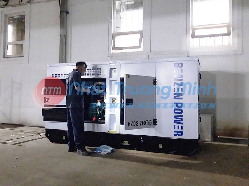 Máy phát điện Benzen Power 181kVA được thiết kế hệ thống khung bệ chắc chắn; phủ sơn tĩnh điện nên có độ chống chịu va đập tốt Máy phát điện Benzen Power 181kVA được thiết kế hệ thống khung bệ chắc chắn; phủ sơn tĩnh điện nên có độ chống chịu va đập tốt